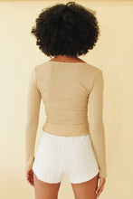 Load image into Gallery viewer, On Tour Button Front Top // Natural
