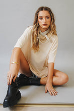 Load image into Gallery viewer, VG L.A Queen Tee // Natural

